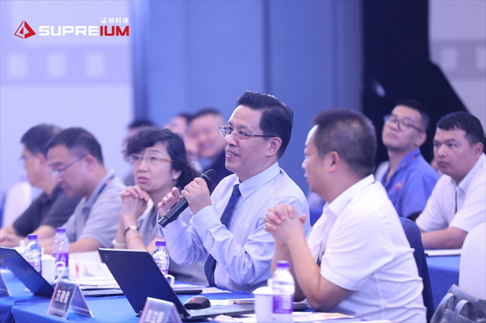 9位行業資深專家蒞臨決賽現場,聆聽12組優秀的設計團隊的作品講解和答辯