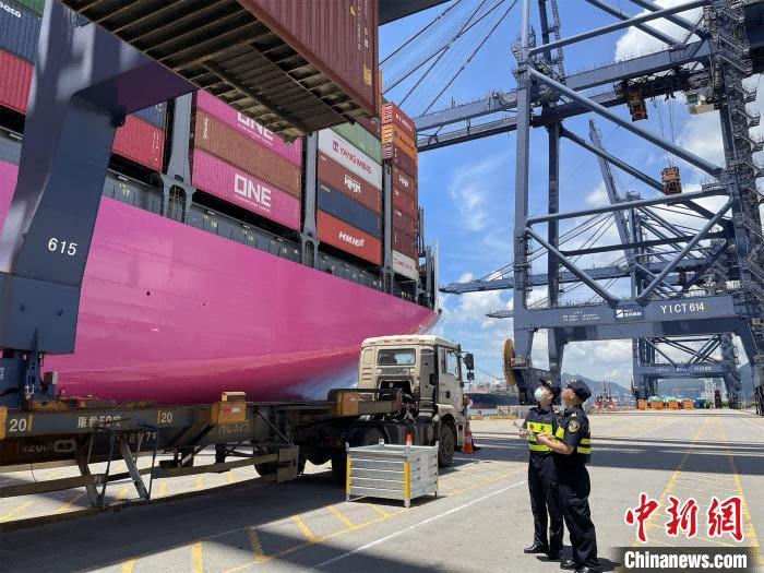 大鵬海關監管全球最大的集裝箱貨輪之一