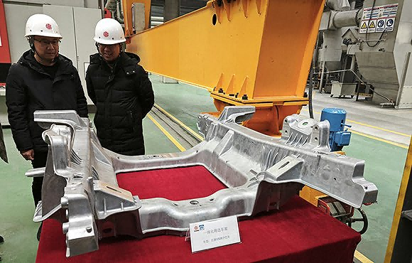 特斯拉2020年率先使用一體化壓鑄方式生產(chǎn)了汽車后底板，將70個(gè)零部件合而為一